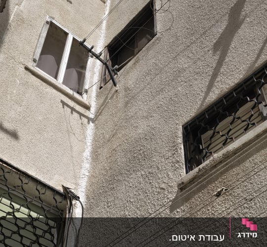 קיר חיצוני עם סימני איטום וחלונות